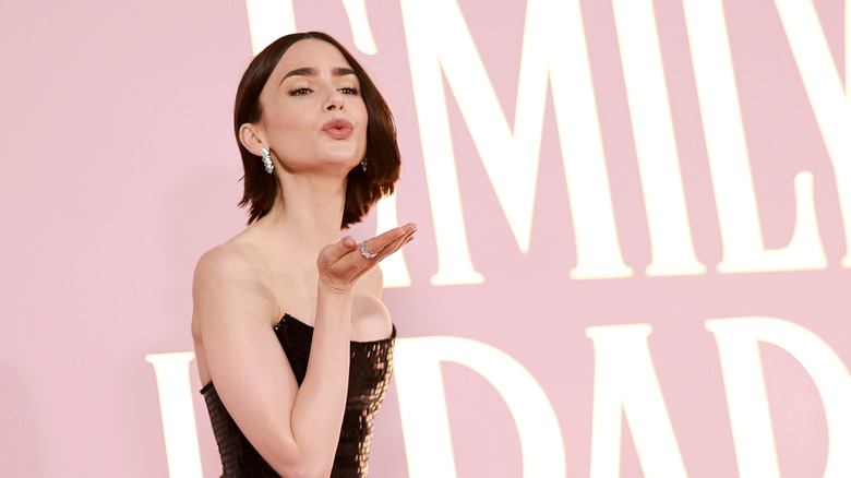 Lily Collins manda un bacio