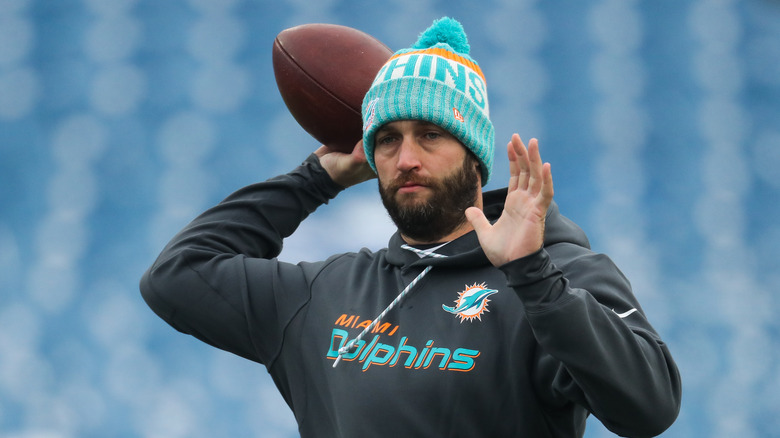 L'ex quarterback Jay Cutler si prepara a lanciare il pallone