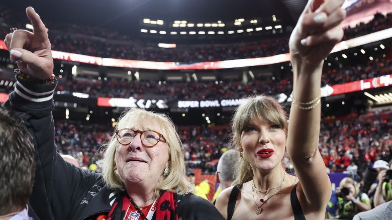 Donna Kelce e Taylor Swift celebrano la vittoria dei Chiefs al Super Bowl (2024)