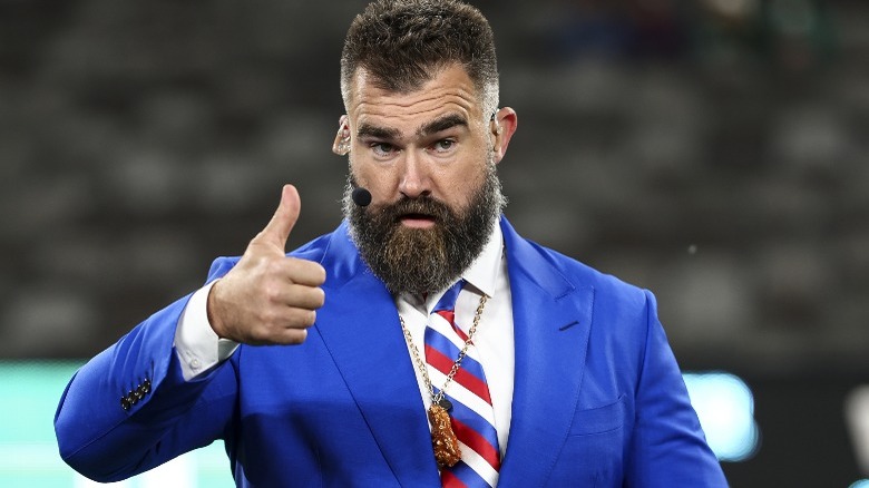 Jason Kelce dà il pollice in alto prima della partita Bills vs Jets al MetLife Stadium (2024)