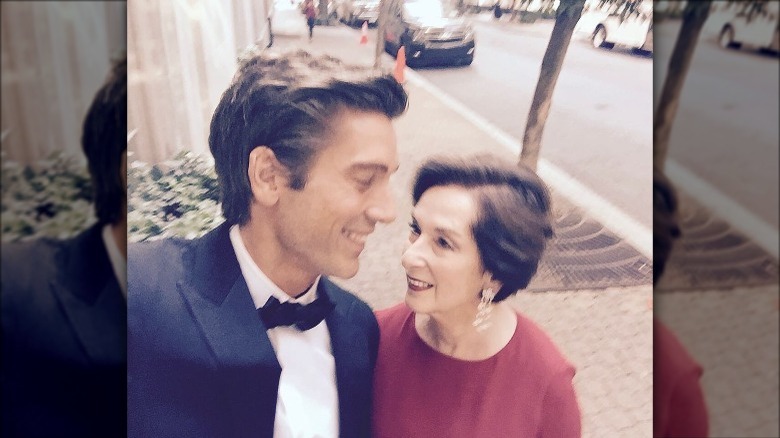 David Muir sorride a sua madre