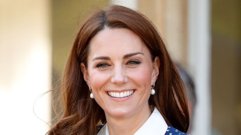 Kate Middleton sorride