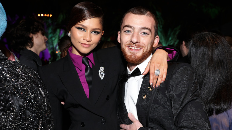 Zendaya con un braccio attorno ad Angus Cloud