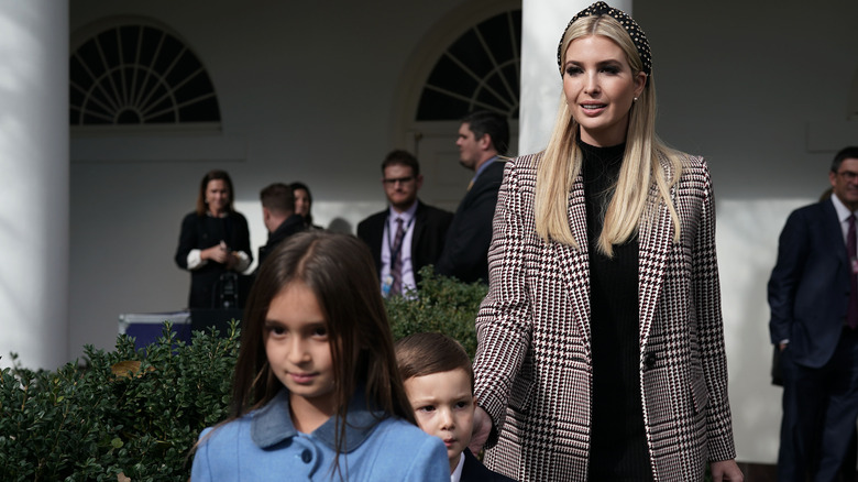 Ivanka Trump cammina con i suoi figli