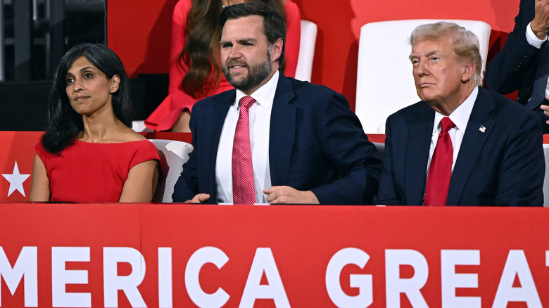 Usha Vance seduta accanto a JD Vance e Donald Trump alla RNC del 2024