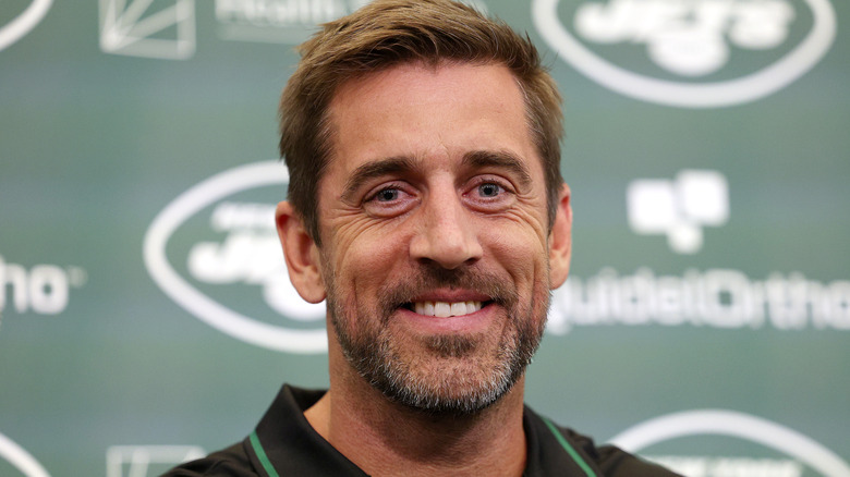 Aaron Rodgers sorride a un evento dei New York Jets.