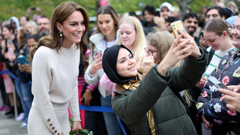 Kate Middleton posa per un selfie