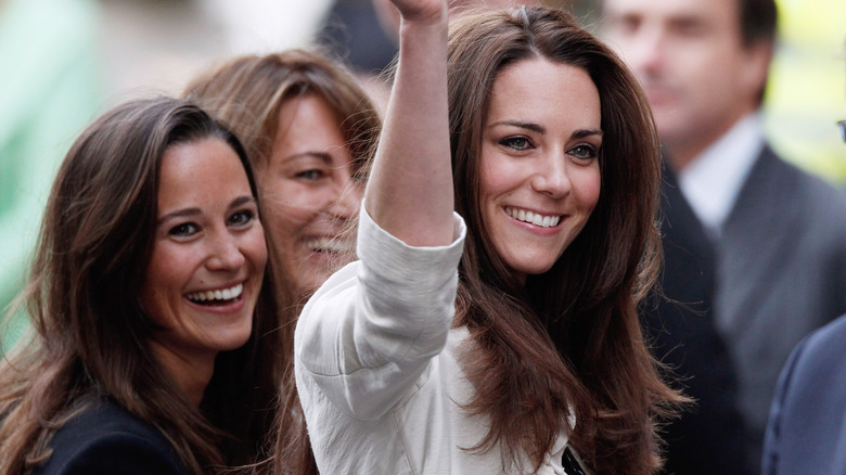 Kate Middleton saluta con Pippa e Carole