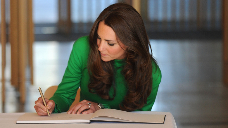 Abito verde scritta Kate Middleton