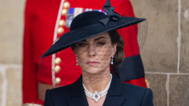 Kate Middleton grande cappello nero