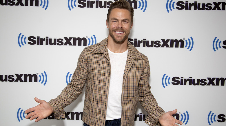 Derek Hough sorride