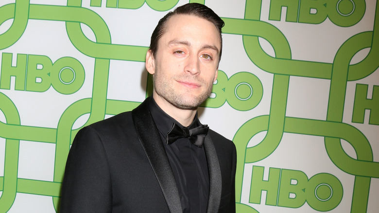 Kieran Culkin indossa un abito nero, camicia e cravatta sul tappeto rosso a un evento della HBO