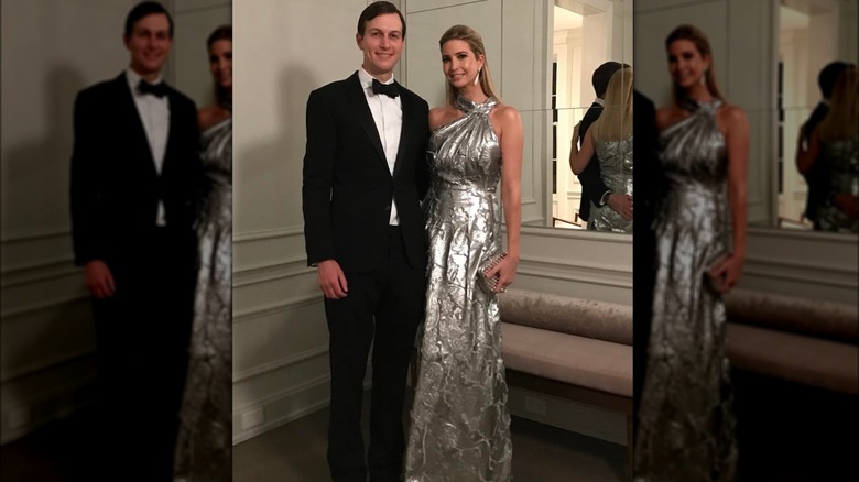 Jared Kushner in smoking posa accanto a Ivanka Trump con indosso un abito argentato