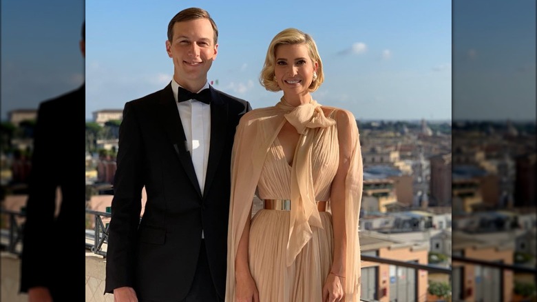 Ivanka Trump Jared Kushner posa all'aperto su un balcone