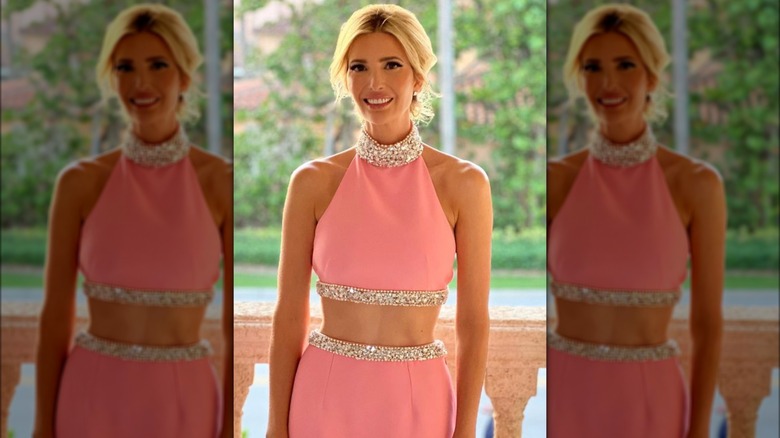 Ivanka Trump sorride all'aperto con un top rosa e una gonna abbinata