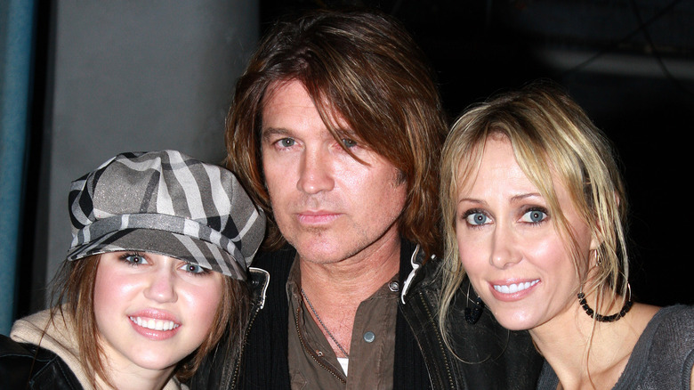 Miley, Billy Ray e Tish Cyrus posano insieme a Mamma Mia! a Broadway