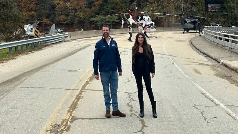 Don Jr. e Kimberly Guilfoyle posano in mezzo a una strada con un elicottero dietro di loro