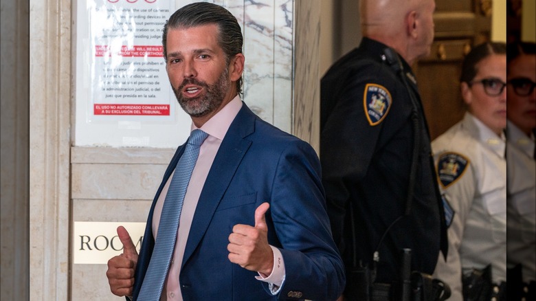 Donald Trump Jr. dà il pollice in alto