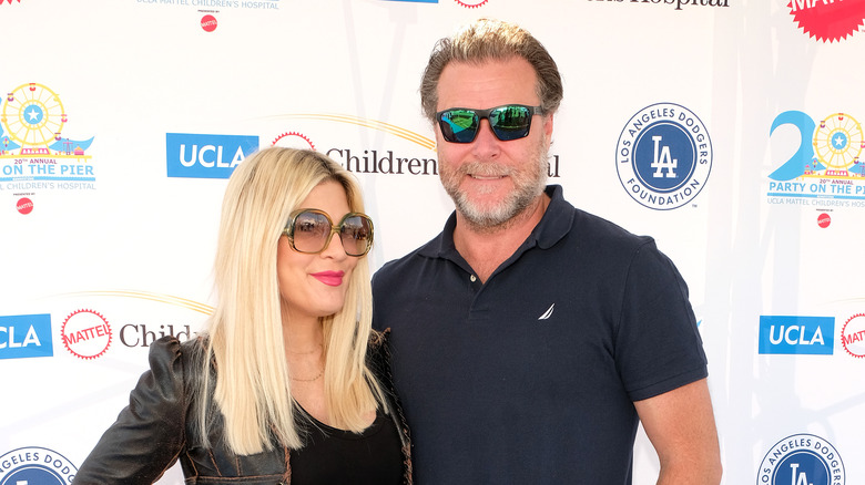 Tori Spelling e Dean McDermott sorridono