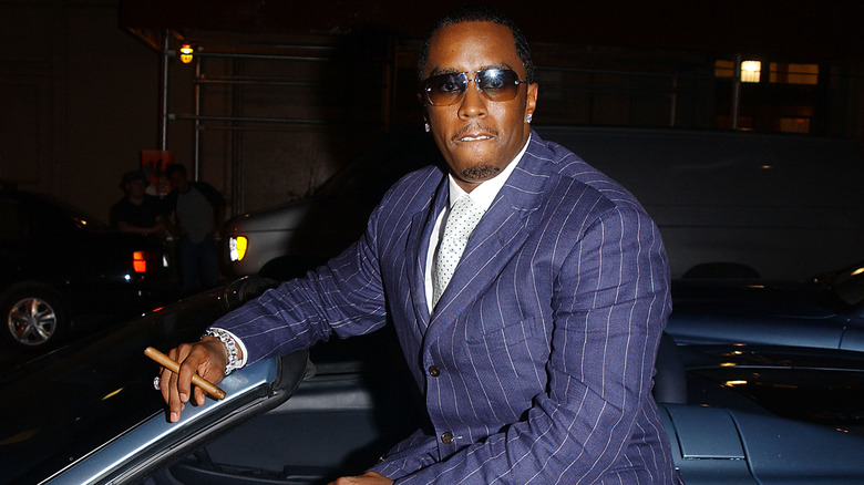 Diddy seduto sul sigaro dell'auto