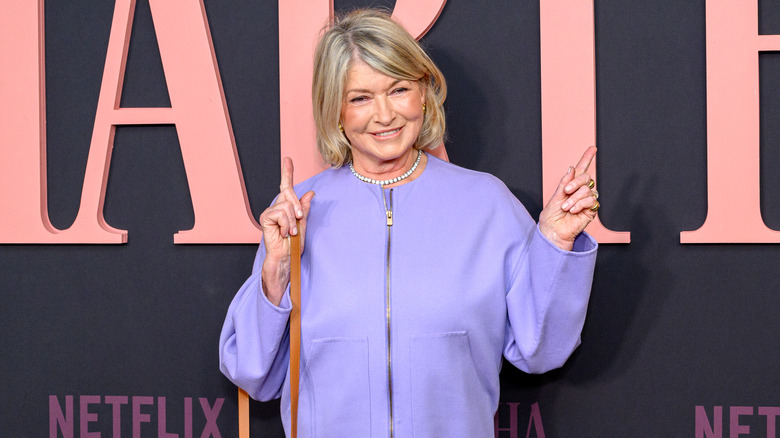 Martha Stewart indica il cartello del documentario Netflix su di lei