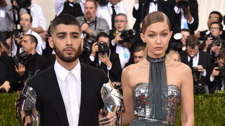 Zayn Malik smoking nero Abito Gigi Hadid argento