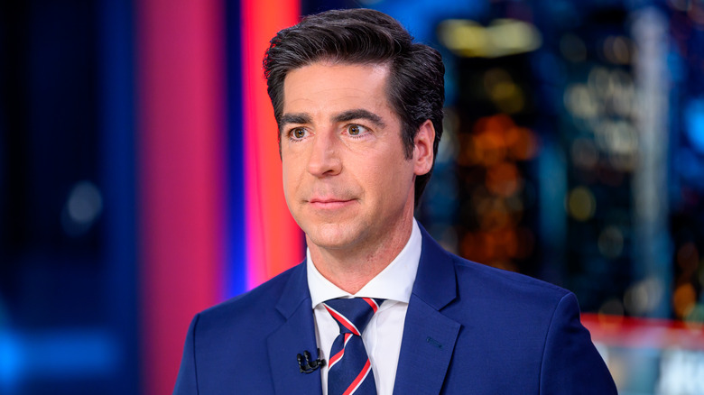 Jesse Watters in abito blu e cravatta a righe