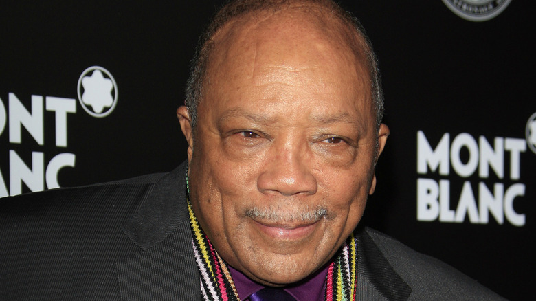 Quincy Jones sorride