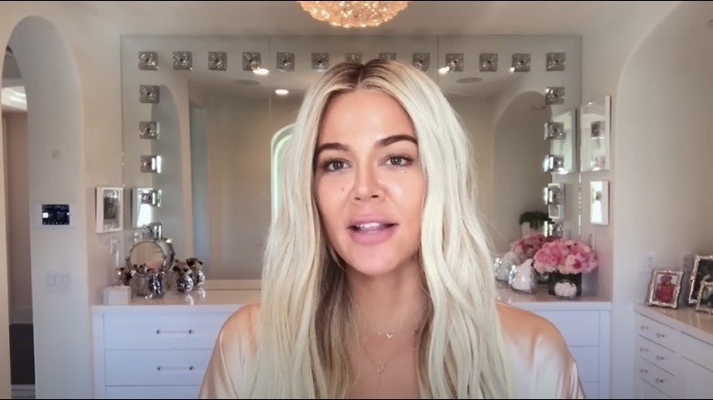 Khloe Kardashian fa un tutorial sul trucco