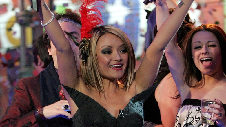 Tila Tequila festeggia con i concorrenti del reality show