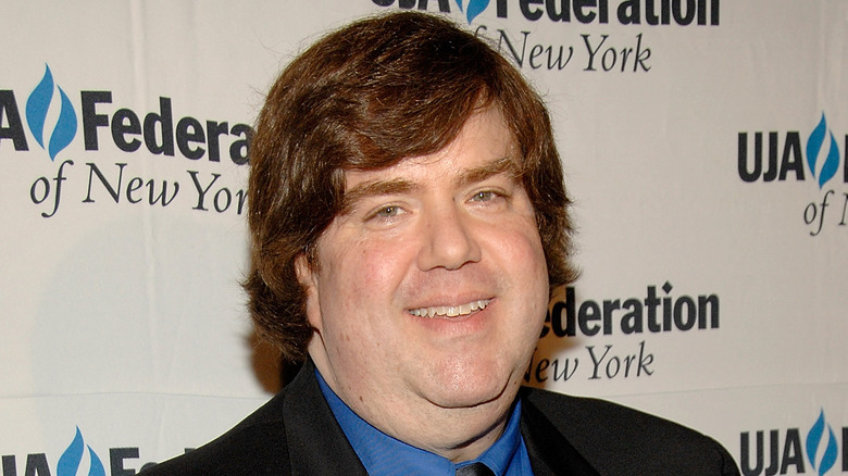 Dan Schneider sorride in primo piano