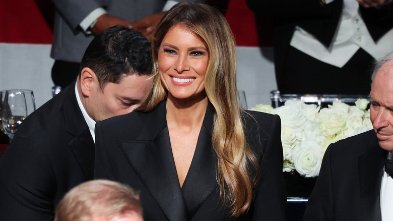 Melania Trump sorridente ad un evento.