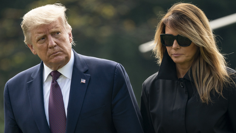 Donald Trump e Melania Trump passeggiano all'aperto