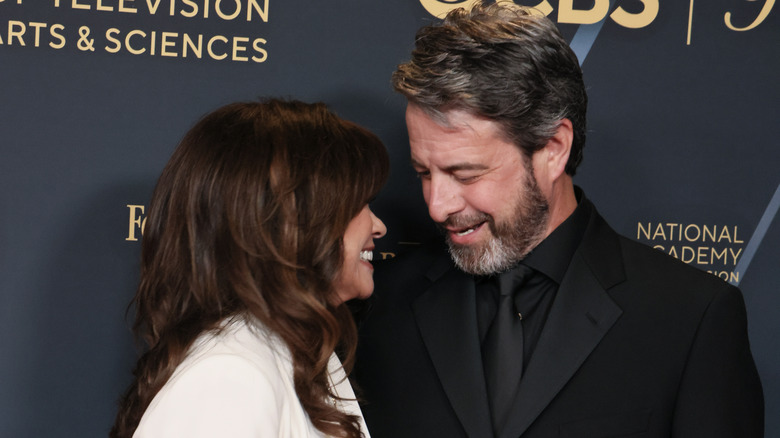 Valerie Bertinelli e Mike Goodnough condividono un dolce momento sul tappeto rosso per i Daytime Emmy.