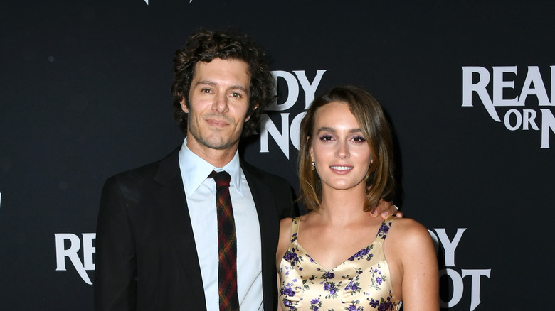 Adam Brody in abito nero; Leighton Meester in abito floreale giallo