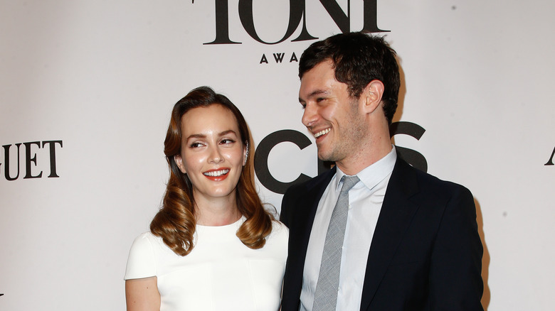 Leighton Meester e Adam Brody indossano abiti da cerimonia