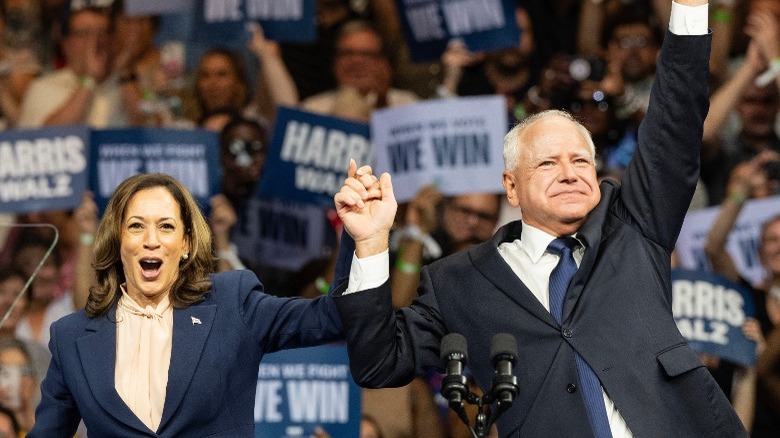 Kamala Harris e Tim Walz esultano sul palco di una manifestazione a Filadelfia, Pennsylvania (2024)