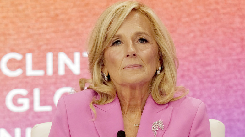 Jill Biden indossa un abito rosa