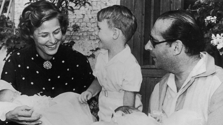 Isabella Rossellini, Ingrid Bergman, Roberto Rossellini e il bambino che ridono insieme