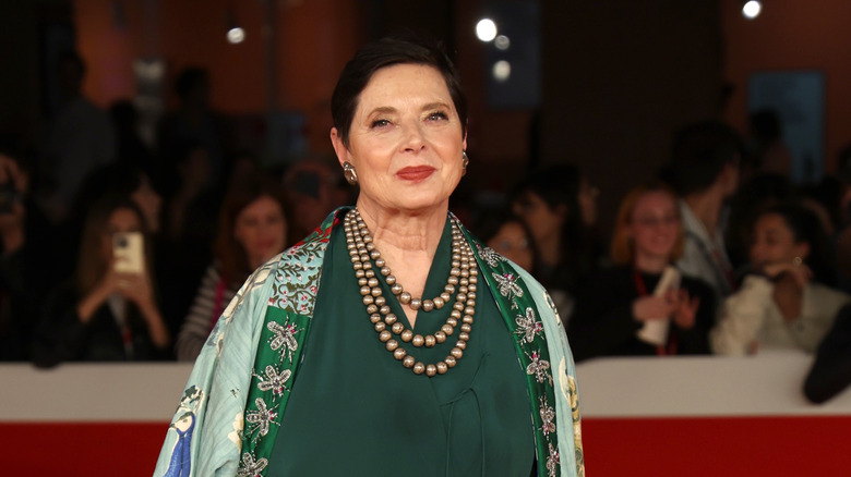 Isabella Rossellini sorridente sul red carpet