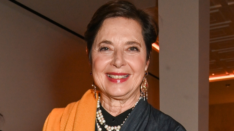 Isabella Rossellini sorridente sul red carpet