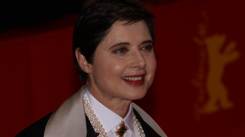 Isabella Rossellini sorridente sul red carpet