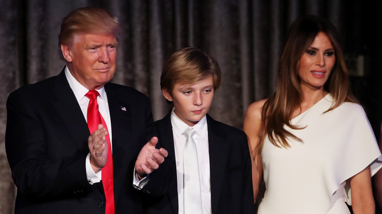 Barron Trump in piedi sul palco tra i suoi genitori durante l'evento della notte delle elezioni di Trump del 2016