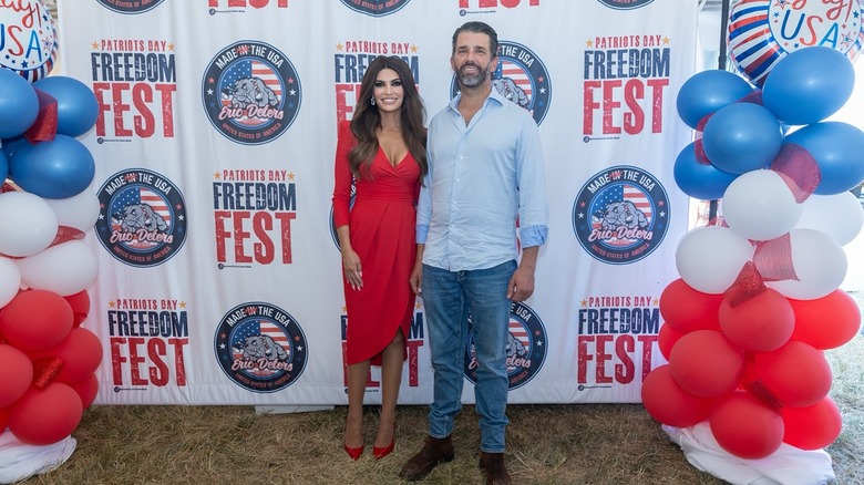 Kimberly Guilfoyle e Donald Trump Jr. posano al Patriots Day Freedom Fest