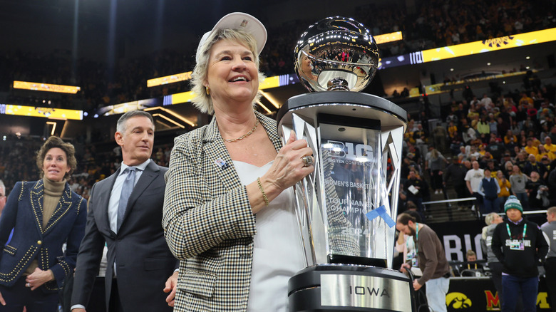 Lisa Bluder tiene il premio Big Ten 