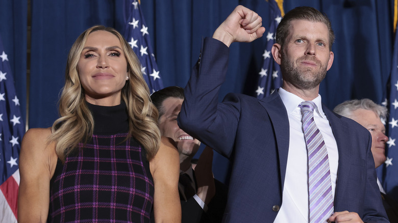 Eric Trump alza il pugno accanto a Lara Trump