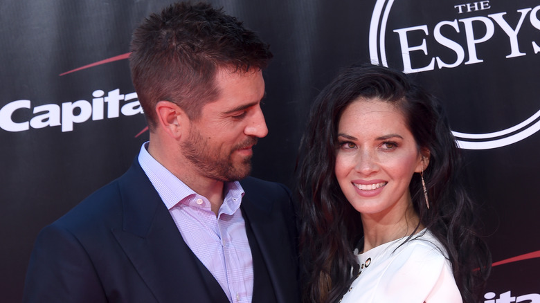 Olivia Munn e Aaron Rodgers, entrambi sorridenti