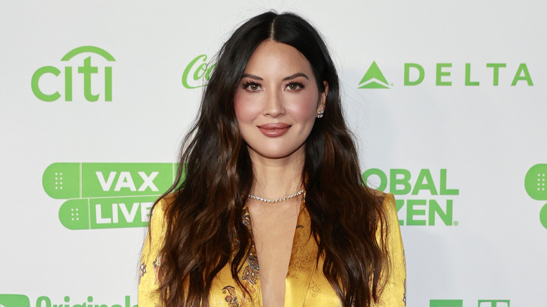 Olivia Munn, sorridente