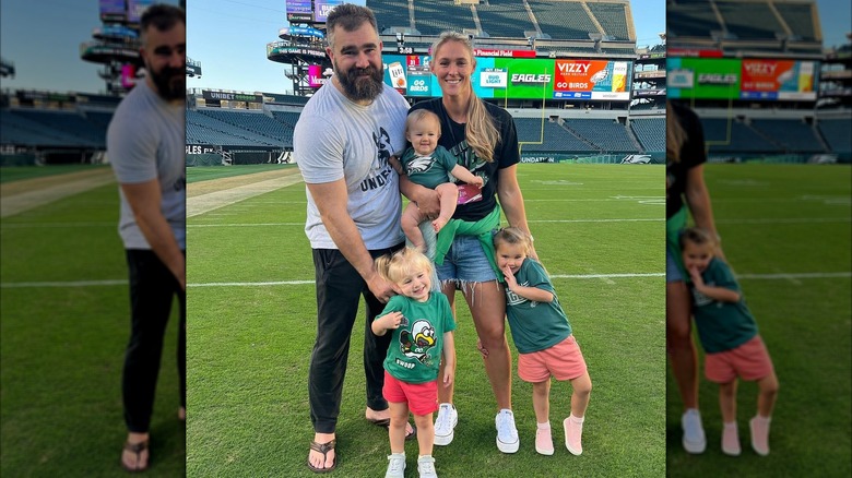 Jason e Kylie Kelce posano insieme alle loro figlie