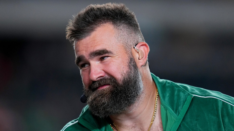 Jason Kelce assiste ad una partita tra Atlanta Falcons e Philadelphia Eagles in tuta da ginnastica